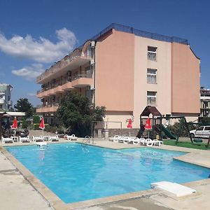 Hotel Black Sea - Breakfast, Pool & Free Parking